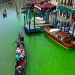 Autoridades de Venecia descubren por qué un canal se volvió verde fluorescente